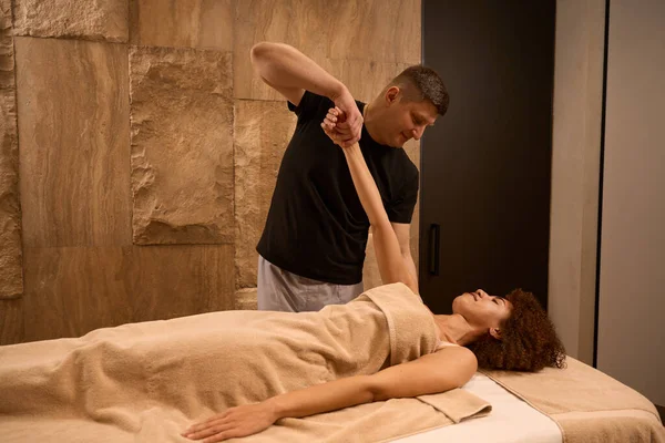 Ontspannen Vrouw Verpakt Handdoek Ontvangen Lichaamsmassage Van Massage Therapeut Spa — Stockfoto