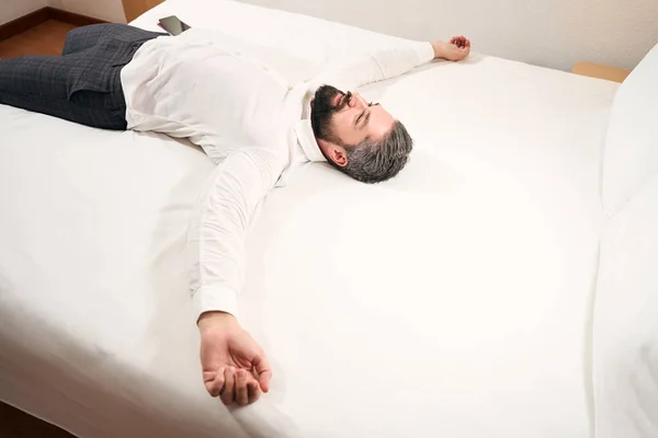 Souriant Heureux Jeune Homme Couché Seul Sur Lit Dans Chambre — Photo