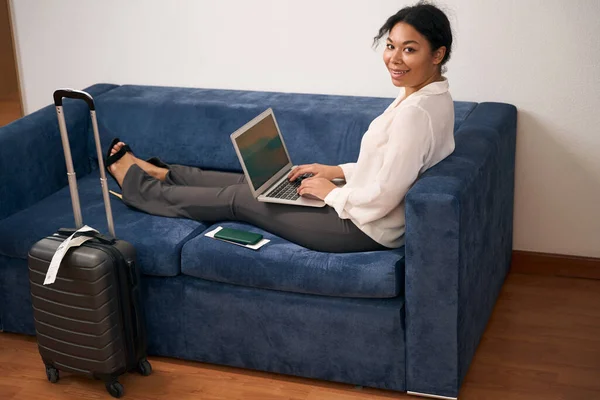 Empreendedora Mulher Agradável Sentada Sofá Trabalhando Computador Portátil Suíte Luxo — Fotografia de Stock