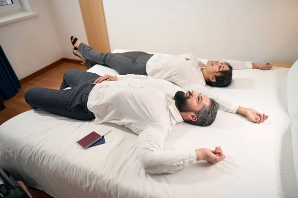Smiling Man Pleased Woman Lying Bed Hotel Room — Stock Photo, Image