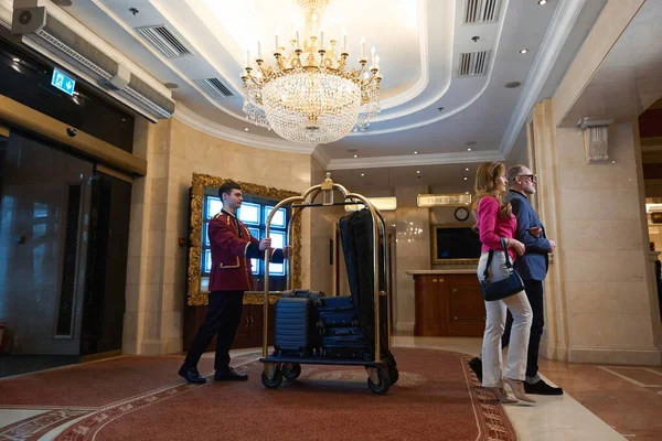 Podróżujący Para Spacery Przez Foyer Luksusowego Hotelu Codziennym Życiu Następnie — Zdjęcie stockowe