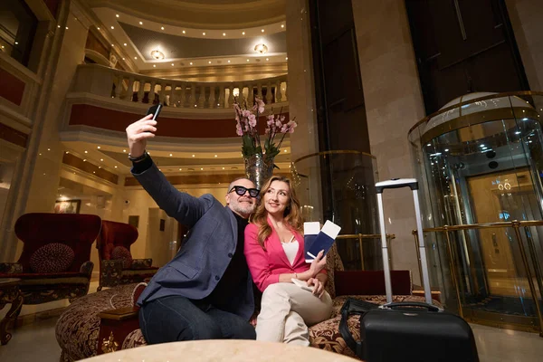 Die Reisenden Ehepartner Machen Ein Selfie Foyer Eines Luxushotels Erholungsgebiet — Stockfoto