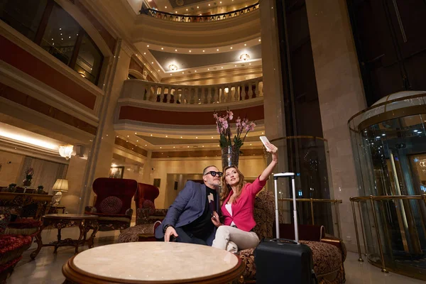 Gezgin Çift Lüks Otelin Dinlenme Alanında Şık Mekanlarda Selfie Çekiyor — Stok fotoğraf