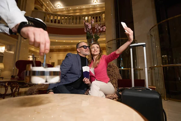 Hermosa Mujer Acompañante Tomar Selfie Vestíbulo Del Hotel Lujo Zona —  Fotos de Stock