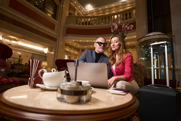 Małżonkowie Laptopem Relaksują Się Foyer Luksusowego Hotelu Herbata Serwowana Jest — Zdjęcie stockowe
