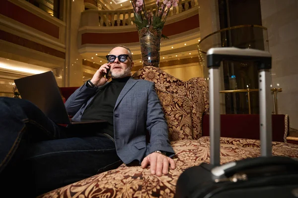 Yetişkin Erkek Otel Lobisinde Telefonla Konuşuyor Gezgin Rahat Bir Oturma — Stok fotoğraf