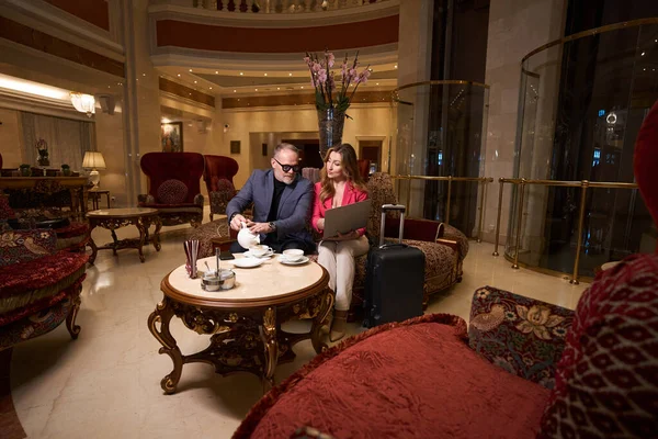 Mann Und Frau Mit Laptop Kommunizieren Einem Gemütlichen Ruheraum Tee — Stockfoto