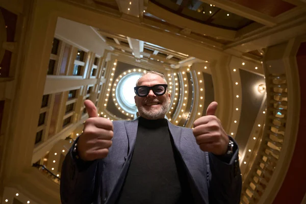 Happy Starší Muž Brýlích Ukazuje Cestovatel Kontroly Nóbl Hotel — Stock fotografie