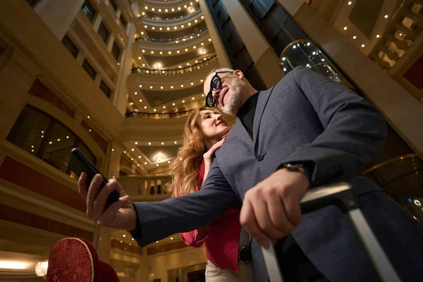 Volwassen Echtpaar Neemt Een Selfie Lobby Van Het Hotel Rond — Stockfoto