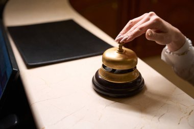 Kadın hademeyi çağırmak için çan düğmesine basar, gezgin düzgün bir manikür yaptırır.