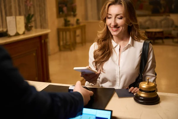 Smiling Traveler Passes Check Reception Desk Hotel Receptionist Her Workplace — Stock Photo, Image