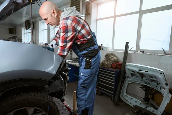 Reparador Automóveis Local Trabalho Repara Carro Homem Usa Uma Ferramenta — Fotografia de Stock
