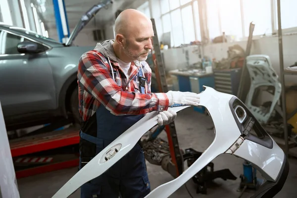 Employee Car Workshop Holds Examines Part Car Body Man Work — Stock Photo, Image