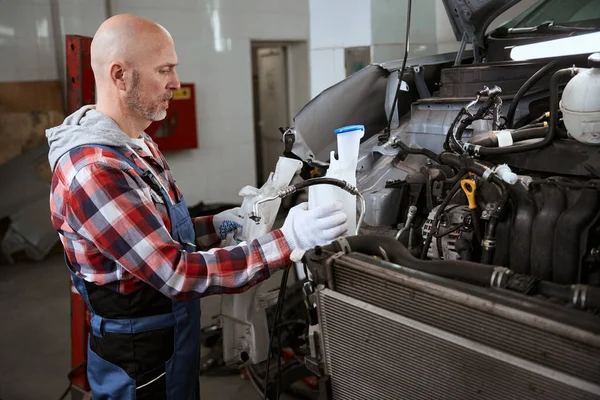 Usta Arabanın Deposunu Değiştiriyor Araba Tamirhanesinde Tamirat Yapılıyor — Stok fotoğraf