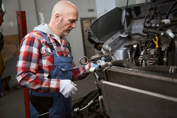 Experienced Specialist Plaid Shirt Repairs Car Master Uses Special Tool — Stock Photo, Image