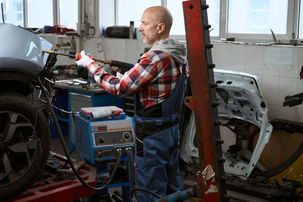 Mecánico Automóviles Funciona Como Observador Para Reparación Automóviles Hombre Mono —  Fotos de Stock