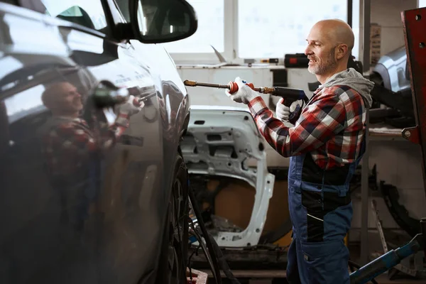 Auto Repairman Uses Spotter Repair Car Man Work Overalls — Stock Photo, Image