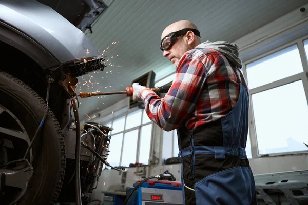 Man Protective Glasses Repairs Car Accident Master Uses Spotter — Stock Photo, Image