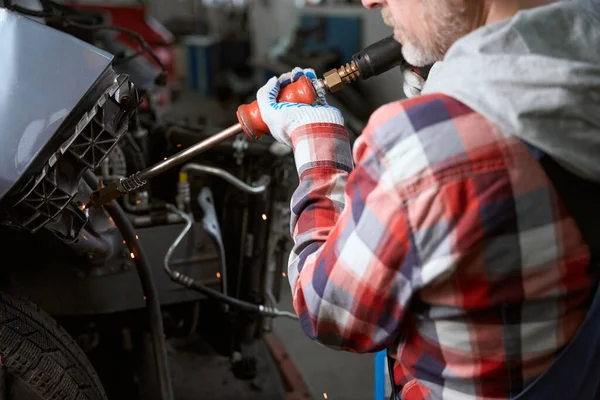 Homem Local Trabalho Uma Garagem Repara Carro Após Acidente Mestre — Fotografia de Stock