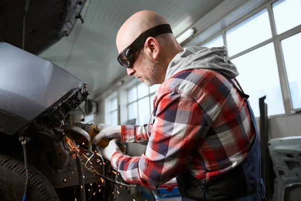 Handyman Gafas Utiliza Cortador Neumático Para Reparar Coche — Foto de Stock