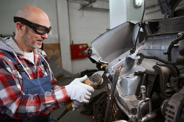 Auto Mecânico Óculos Usa Cortador Pneumático Para Reparar Carro Após — Fotografia de Stock