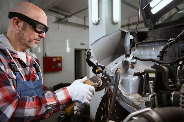 Worker Plaid Shirt Goggles Uses Pneumatic Cutter Repair Car — Stock Photo, Image