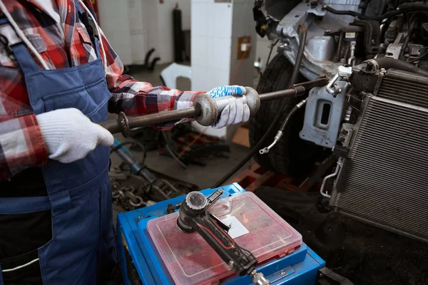 Spotter Nas Mãos Mecânico Carro Durante Trabalho Reparação Uma Oficina — Fotografia de Stock
