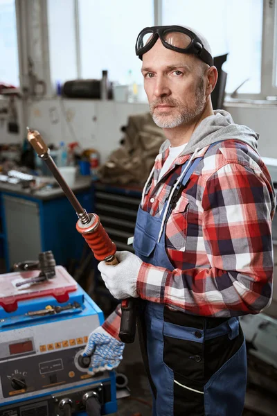 Worker Plaid Shirt Goggles Turns Spotter Car Repair — Stock Photo, Image