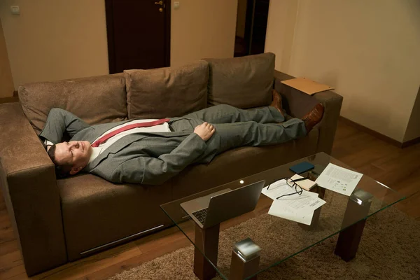 Obosit Întins Canapea Într Costum Afaceri Bărbat Odihnește Într Zonă — Fotografie, imagine de stoc