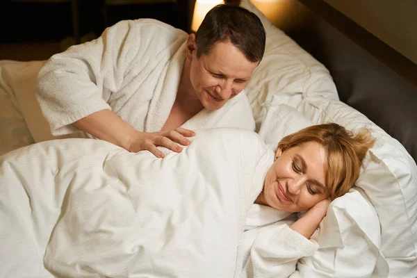 Rubia Mediana Edad Dulce Siesta Una Almohada Suave Marido Suavemente — Foto de Stock