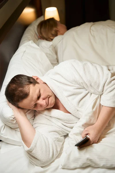 Señora Duerme Lado Junto Marido Hombre Puede Dormir Mira Algo — Foto de Stock