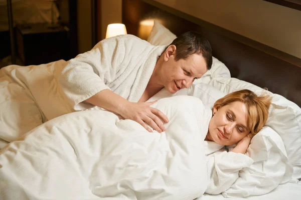 Mujer Está Durmiendo Dulcemente Una Almohada Suave Hombre Suavemente Despierta — Foto de Stock