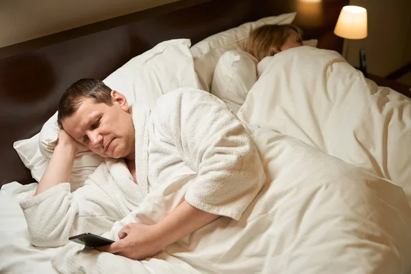 Lady Sleeps Soft Pillow Hotel Room Her Husband Cannot Sleep — Stock Photo, Image