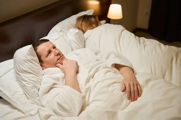 Mujer Albornoz Duerme Una Almohada Suave Una Habitación Hotel Cónyuge —  Fotos de Stock