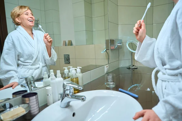 Riendo Señora Mediana Edad Para Frente Espejo Con Cepillo Dientes —  Fotos de Stock