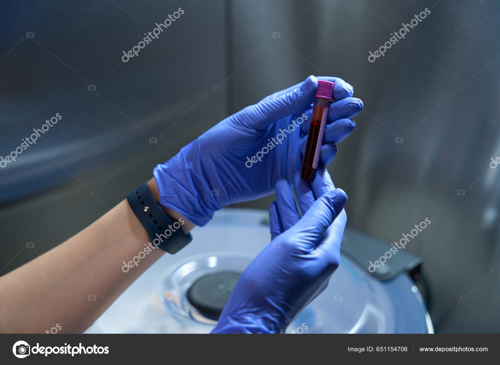 Cropped Photo Health Worker Latex Gloves Holding Test Tube Blood Stock  Photo by ©yacobchuk1 651154706