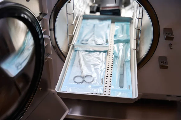 Orvosi Műszerek Egy Speciális Rácson Fekszenek Behelyezik Autoklávba Hogy Sterilizálják — Stock Fotó