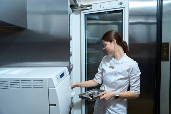Женщина Медработница Стоит Офисе Клиники Помещает Лекарства Препараты Специальный Холодильник — стоковое фото