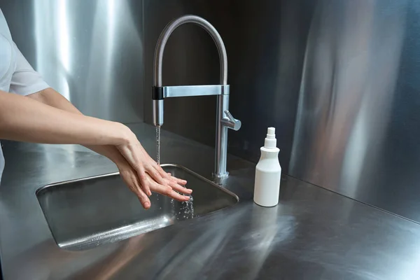 Foto Weiblicher Hände Beim Waschen Mit Wasser Unter Dem Wasserhahn — Stockfoto