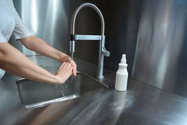 Weibliche Hände Beim Waschen Mit Wasser Unter Dem Wasserhahn Zur — Stockfoto