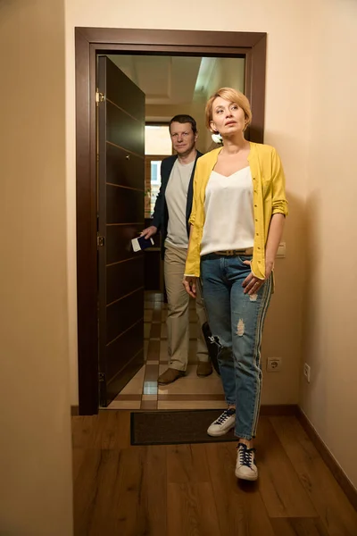 Reizende Man Vrouw Betreden Kamer Van Een Hotelkamer Mensen Comfortabele — Stockfoto