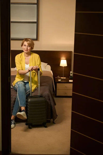 Senhora Viajante Jeans Senta Quarto Quarto Hotel Mulher Dirigiu Para — Fotografia de Stock