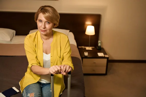 Femme Blonde Jeans Assise Dans Une Chambre Hôtel Sur Grand — Photo