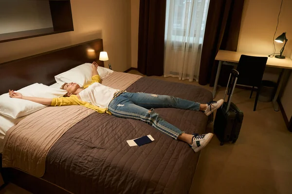 旅行的女人在入住旅馆房间时 在床上的路上歇息 — 图库照片