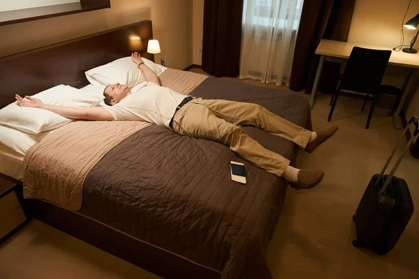 旅行的男女在一家大旅馆的床上 在路上休息着 夫妻双方互相微笑着 — 图库照片
