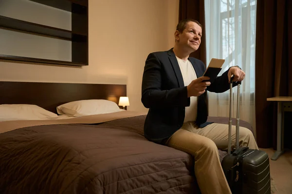 Mann Mittleren Alters Sitzt Auf Einem Großen Bett Einem Hotelzimmer — Stockfoto