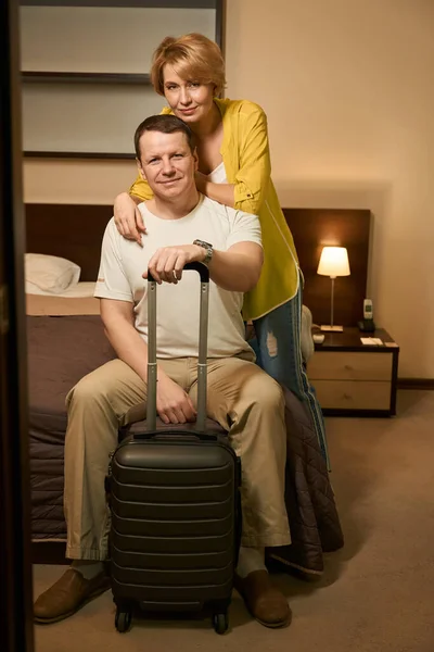 Casal Viajante Verificado Moderno Hotel Confortável Eles Sentaram Uma Cama — Fotografia de Stock