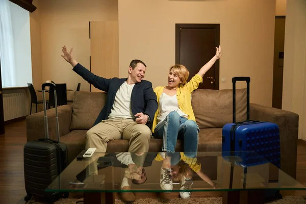 Soții Fericiți Care Călătoresc Stabilit Într Hotel Modern Lângă Valize — Fotografie, imagine de stoc