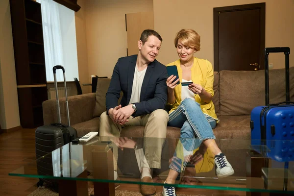 Podróżujący Małżonkowie Zameldowali Się Nowoczesnym Hotelu Kobieta Telefon Kartę Magnetyczną — Zdjęcie stockowe