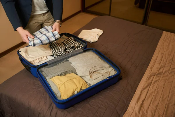 Cestující Muž Cestovním Oblečení Vyndá Věci Cestovního Kufru Zapíše Hotelu — Stock fotografie